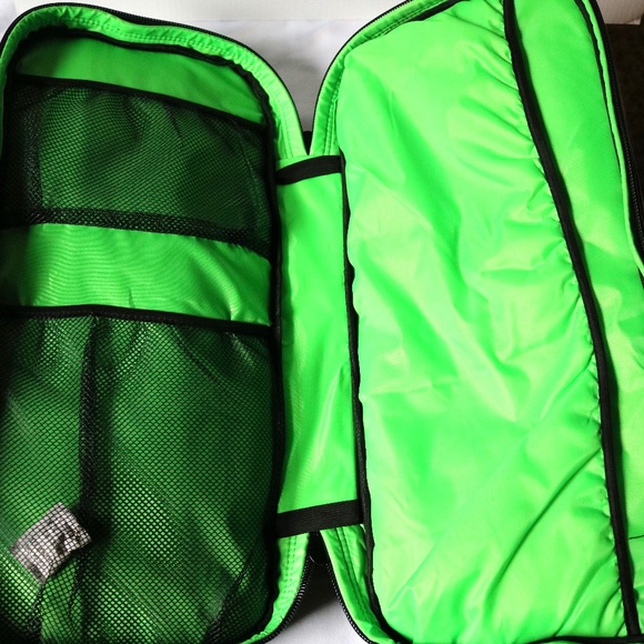 NWT Razer Full-size Keyboard Bag Backpack Black Green Gaming Travel - Picture 6 of 7